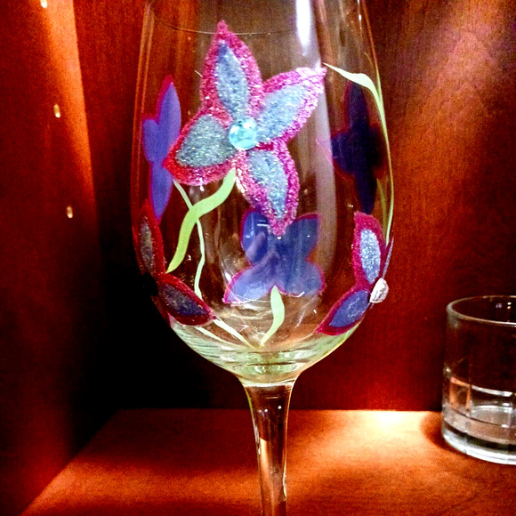 2 Saints HAND PAINTED 9" WINE GLASS Sparkle Violets Flowers w Bling Diamonds - Picture 7 of 16